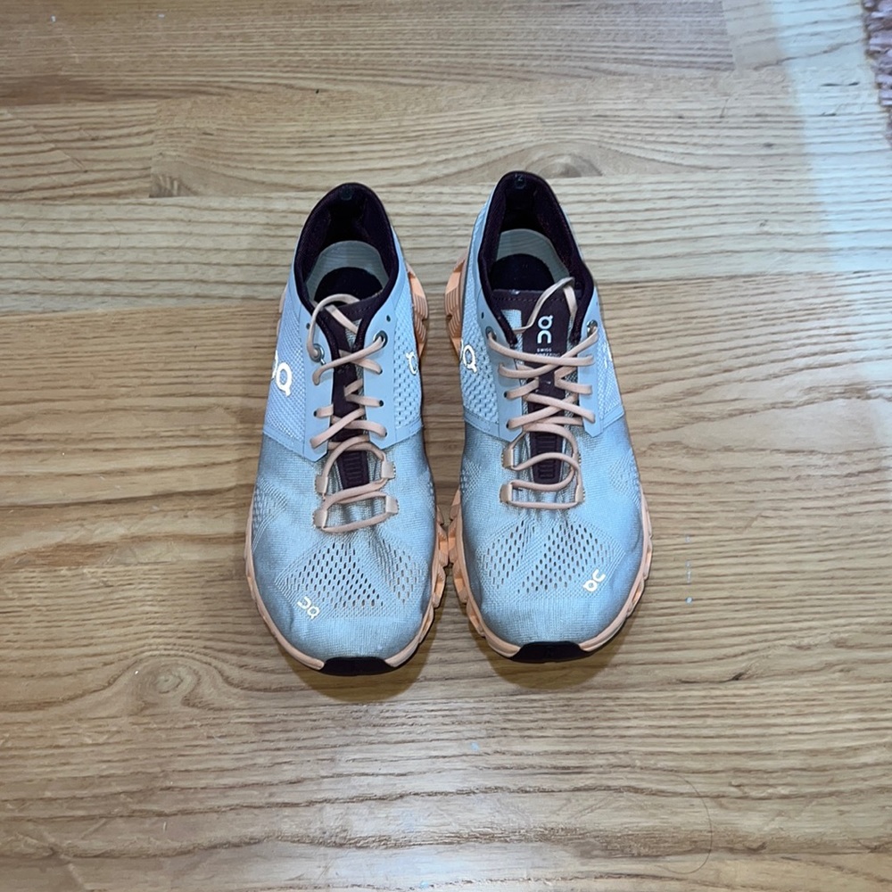 On cloud running shoes size 8